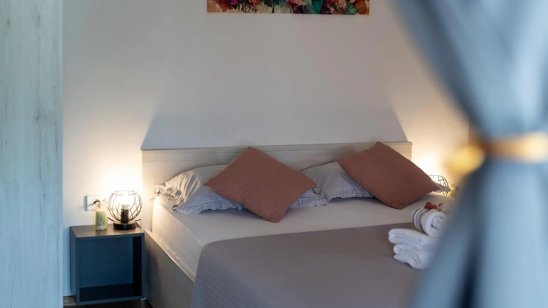 Studio Apartment Coce Трогир