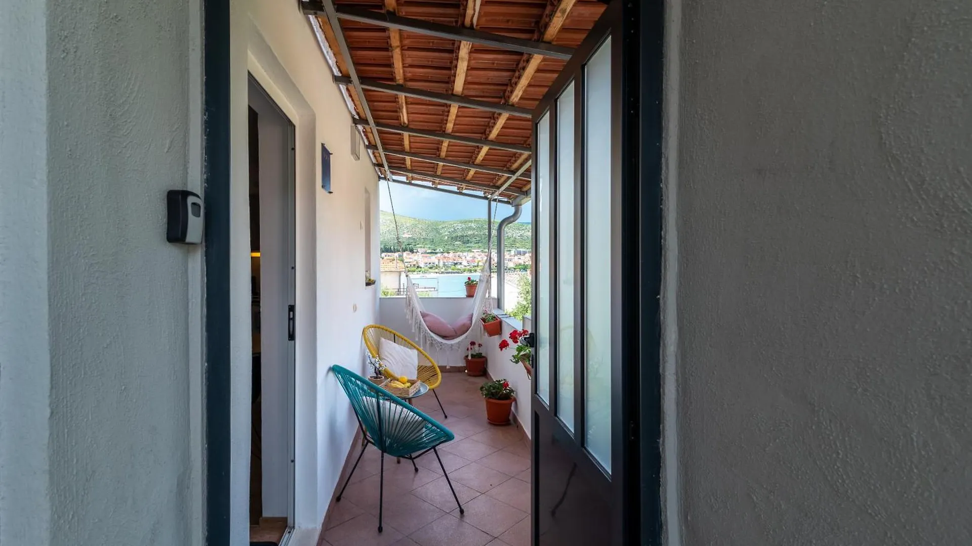Studio Apartment Coce Трогир