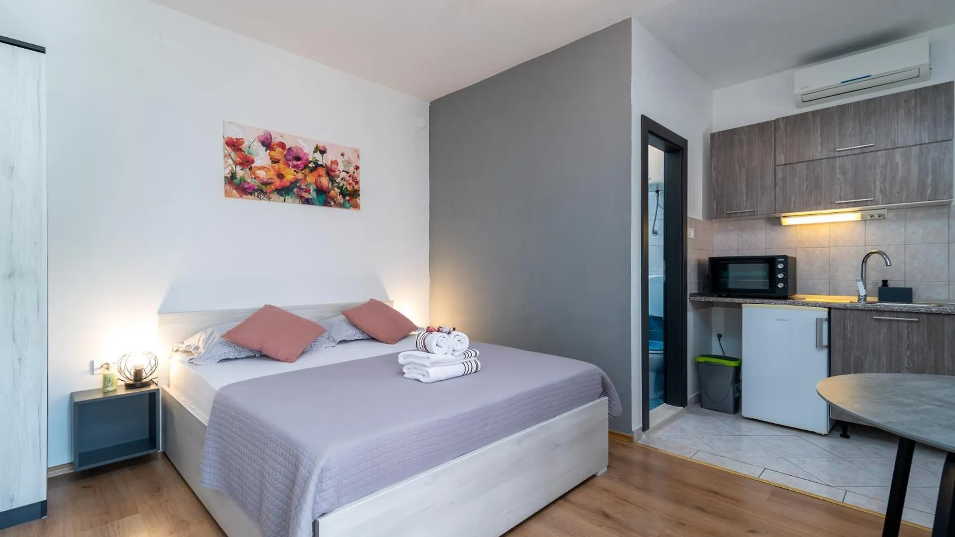 Studio Apartment Coce Трогир