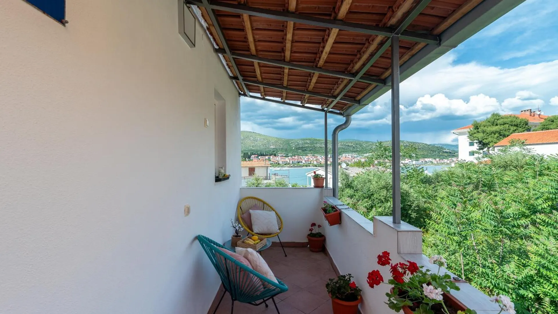 Studio Apartment Coce Трогир