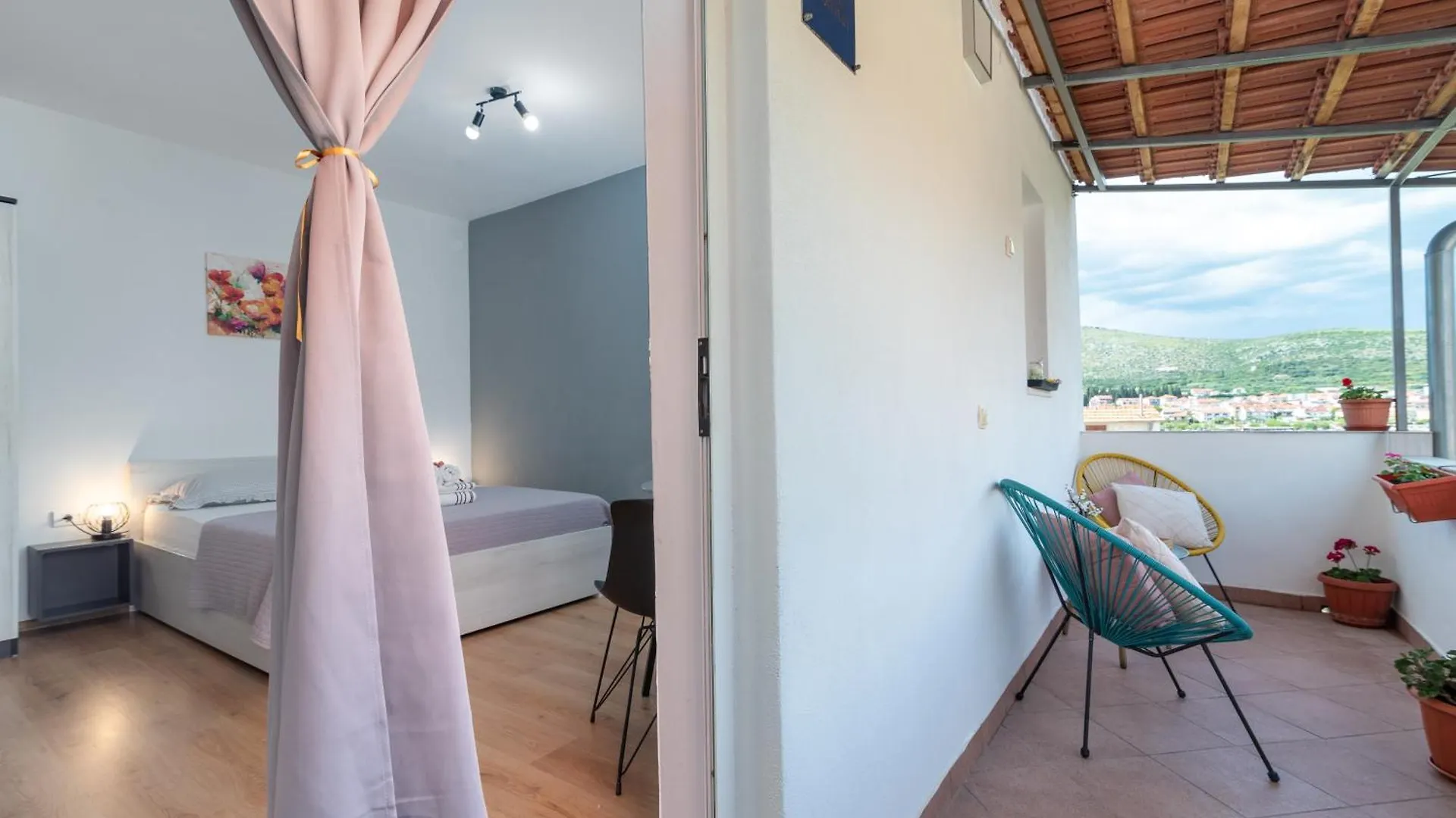Studio Apartment Coce Трогир