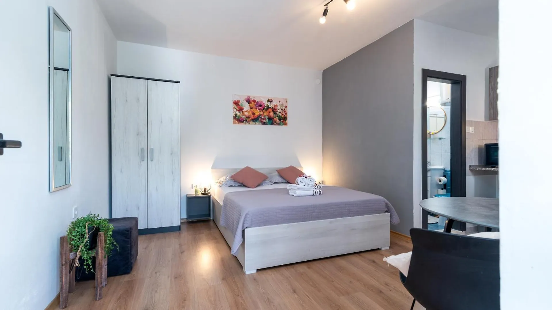 Studio Apartment Coce トロギール